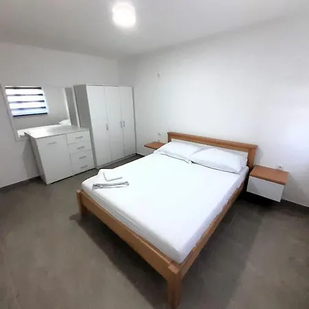 Guest House Vrsine 別荘