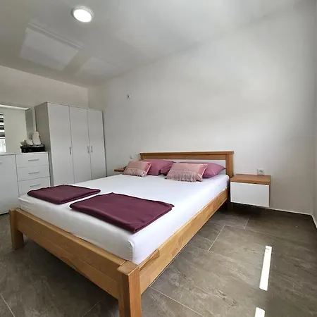 別荘 Guest House Vrsine *