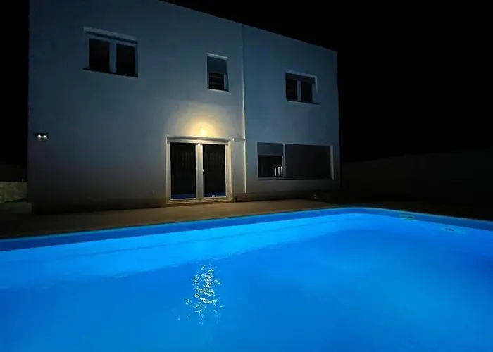 別荘 Guest House Vrsine